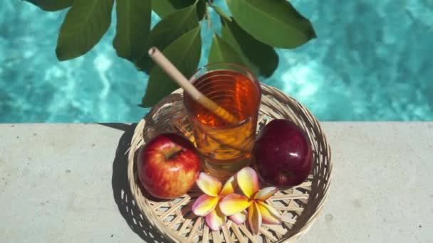 Video Footage Glass Apple Juice Bamboo Straw Red Apple Tropical — Stock Video