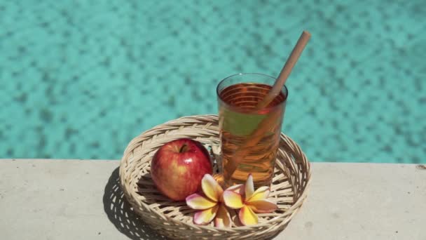 Videobeelden Van Glas Met Appelsap Bamboe Stro Rode Appel Tropische — Stockvideo