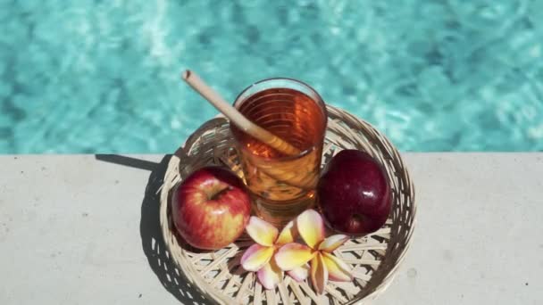 Videobeelden Van Glas Met Appelsap Bamboe Stro Rode Appel Tropische — Stockvideo