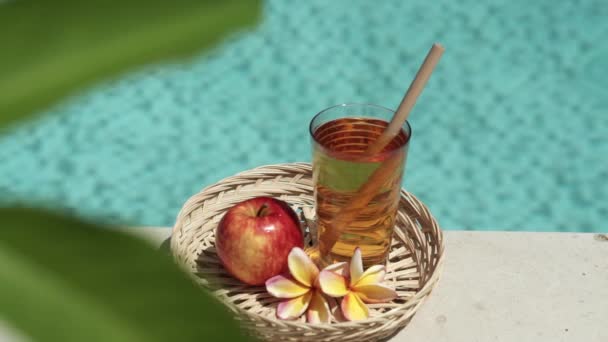 Video Footage Glass Apple Juice Bamboo Straw Red Apple Tropical — Stock Video