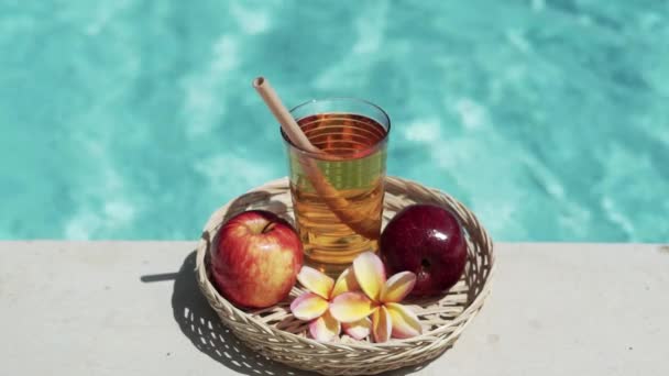 Images Vidéo Verre Avec Jus Pomme Paille Bambou Pomme Rouge — Video