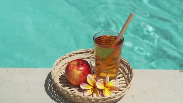 Imágenes Video Vidrio Con Jugo Manzana Paja Bambú Manzana Roja — Vídeos de Stock