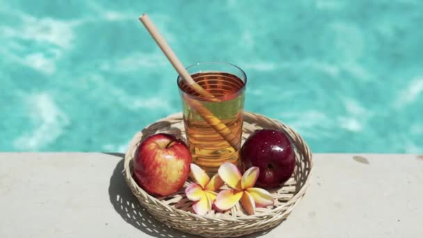 Video Footage Glass Apple Juice Bamboo Straw Red Apple Tropical — Stock Video