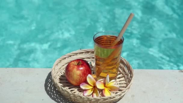 Video Footage Glass Apple Juice Bamboo Straw Red Apple Tropical — Stock Video