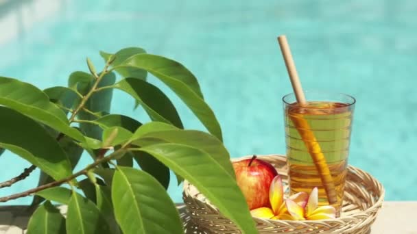 Images Vidéo Verre Avec Jus Pomme Paille Bambou Pomme Rouge — Video