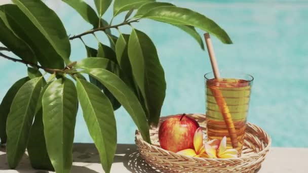 Video Footage Glass Apple Juice Bamboo Straw Red Apple Tropical — Stock Video