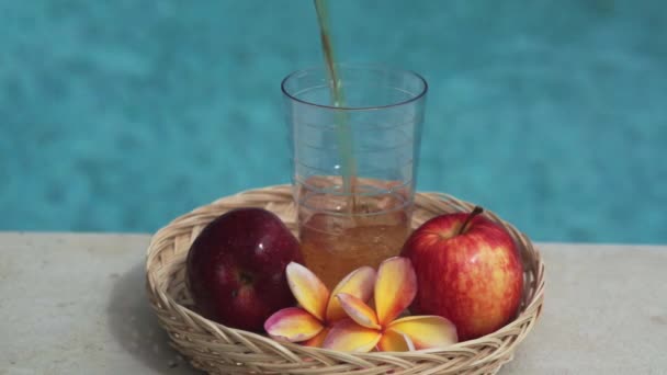 Videoaufnahmen Von Glas Mit Apfelsaft Bambusstroh Rotem Apfel Tropischer Blume — Stockvideo