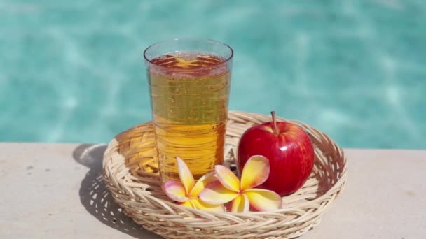 Video Footage Glass Apple Juice Bamboo Straw Red Apple Tropical — Stock Video