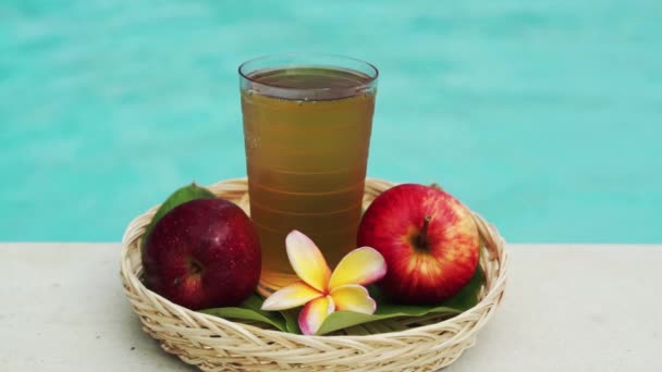 Video Footage Glass Apple Juice Bamboo Straw Red Apple Tropical — Stock Video