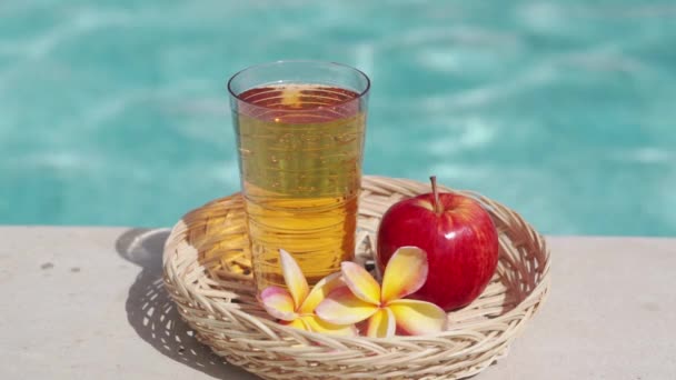 Images Vidéo Verre Avec Jus Pomme Paille Bambou Pomme Rouge — Video