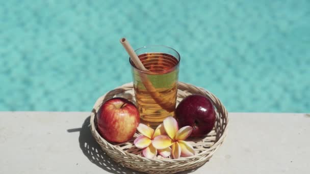 Video Footage Glass Apple Juice Bamboo Straw Red Apple Tropical — Stock Video