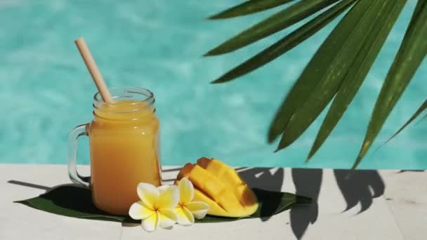 Videobeelden Van Glas Metselaar Pot Met Mango Sap Bamboe Stro — Stockvideo