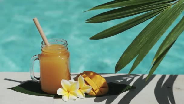 Videobeelden Van Glas Metselaar Pot Met Mango Sap Bamboe Stro — Stockvideo