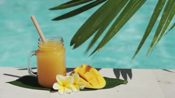 Video Vetro Vaso Muratore Con Succo Mango Paglia Bambù Metà — Video Stock