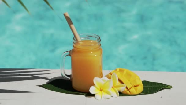 Videobeelden Van Glas Metselaar Pot Met Mango Sap Bamboe Stro — Stockvideo