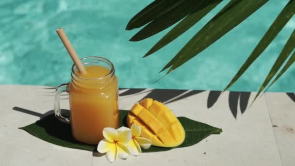 Imágenes Vídeo Del Frasco Vidrio Con Jugo Mango Paja Bambú — Vídeos de Stock