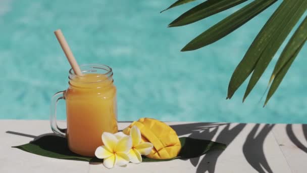 Videobeelden Van Glas Metselaar Pot Met Mango Sap Bamboe Stro — Stockvideo