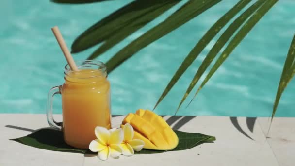 Videoaufnahmen Von Einmachglas Mit Mangosaft Bambusstroh Der Hälfte Frischer Mango — Stockvideo