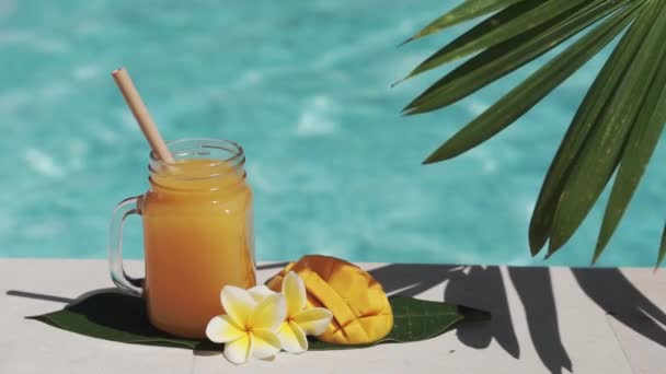 Videobeelden Van Glas Metselaar Pot Met Mango Sap Bamboe Stro — Stockvideo