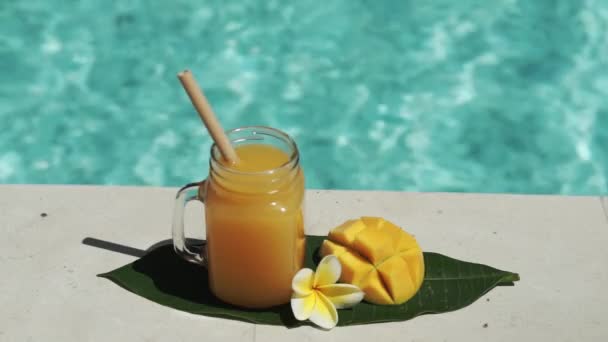 Videoaufnahmen Von Einmachglas Mit Mangosaft Bambusstroh Der Hälfte Frischer Mango — Stockvideo