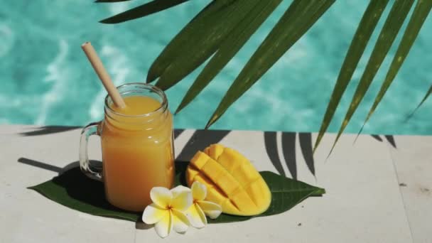 Imágenes Vídeo Del Frasco Vidrio Con Jugo Mango Paja Bambú — Vídeo de stock