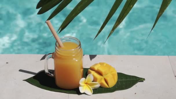 Videoaufnahmen Von Einmachglas Mit Mangosaft Bambusstroh Der Hälfte Frischer Mango — Stockvideo