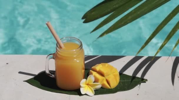 Videobeelden Van Glas Metselaar Pot Met Mango Sap Bamboe Stro — Stockvideo