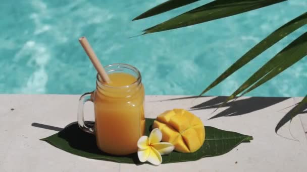 Videobeelden Van Glas Metselaar Pot Met Mango Sap Bamboe Stro — Stockvideo