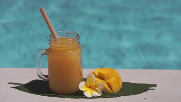 Imágenes Vídeo Del Frasco Vidrio Con Jugo Mango Paja Bambú — Vídeo de stock