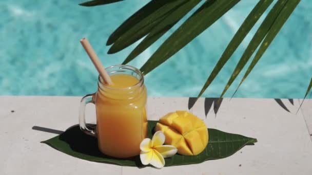 Videobeelden Van Glas Metselaar Pot Met Mango Sap Bamboe Stro — Stockvideo