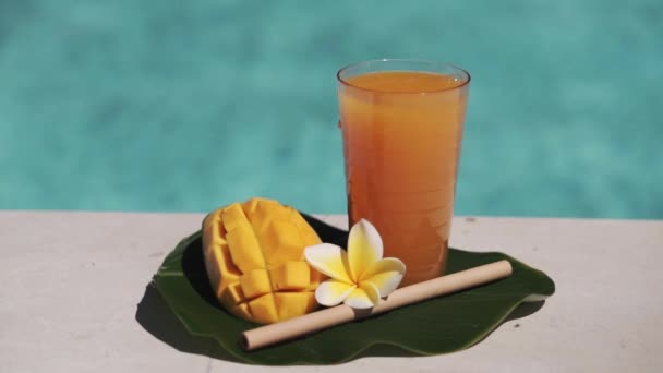 Videoaufnahmen Von Glas Mit Mangosaft Bambusstroh Der Hälfte Frischer Mango — Stockvideo