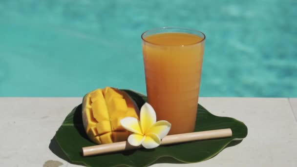 Videoaufnahmen Von Glas Mit Mangosaft Bambusstroh Der Hälfte Frischer Mango — Stockvideo