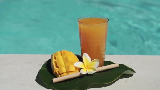 Video Metraje Vidrio Con Jugo Mango Paja Bambú Mitad Mango — Vídeo de stock