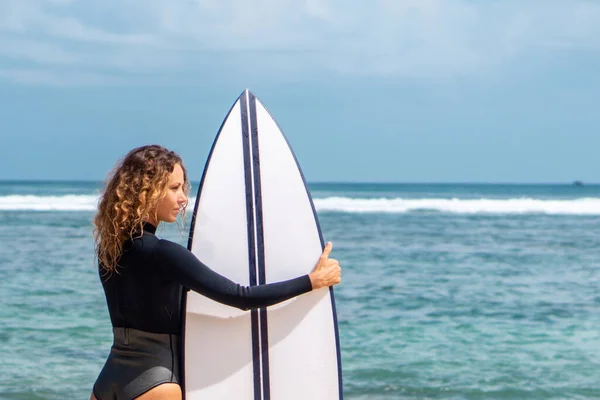 Portrait Surfer Girl White Surf Board Blue Ocean Pictured Back — Stock Photo, Image