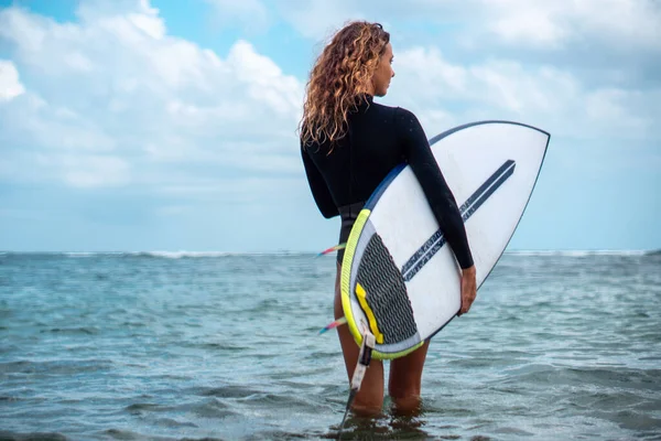 Portret Van Surfer Meisje Met Wit Surfplank Blauwe Oceaan Afgebeeld Stockfoto
