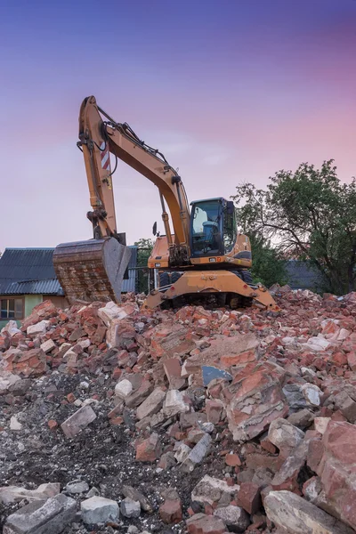 Excavadora destruye edificio viejo — Foto de Stock