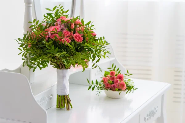 Pembe Beyaz bir masaya çiçek buketi