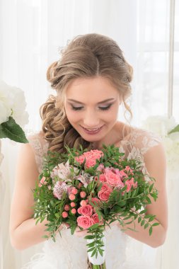 bir buket çiçek ile bir gelin portresi