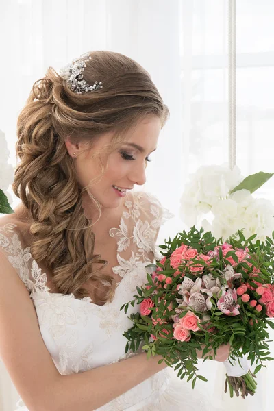 bir buket çiçek ile bir gelin portresi