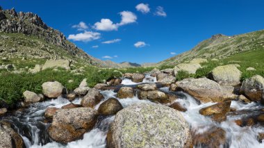 Büyük taşlar arasında vadide akan nehir dağ