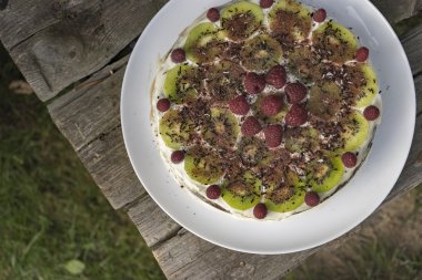 Ev yapımı çikolatalı kek Ahududu ve kivi ahşap üzerinde 