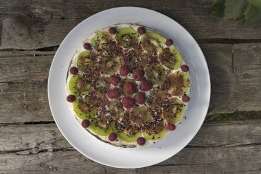 Ev yapımı çikolatalı kek Ahududu ve kivi ahşap üzerinde 