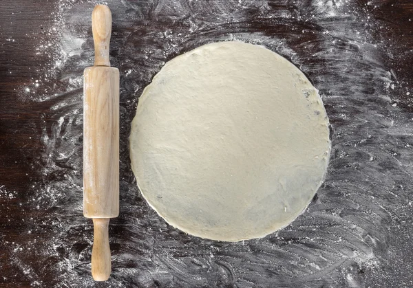 Hamur ve oklava ile un yalan Mutfak ta serpilir