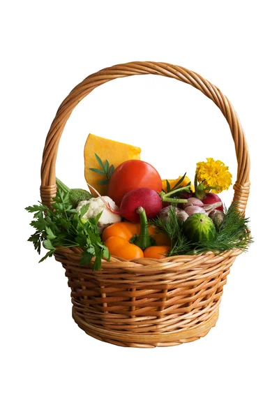 Panier avec légumes sur fond blanc — Photo