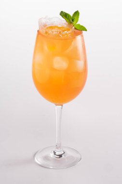 Buzlu ve alkollü yaz ferahlatıcı kokteyl. Soda, Prosecco, Campari, çarkıfelek şurubu.. 