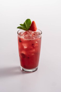 Buzlu ferahlatıcı yaz kokteyli. Soda, ahududu püresi, limon suyu, çilek şurubu.