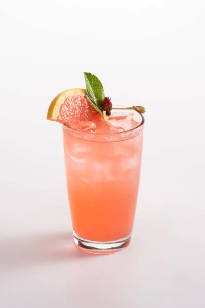 Summer Refreshing Cocktail Ice Ginger Ale Vodka Grapefruit Syrup Lemon — Stock Photo, Image