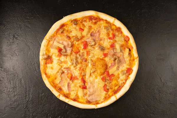 Runde Heiße Frisch Gebackene Pizza Mit Speck Paprika Ananas Und — Stockfoto