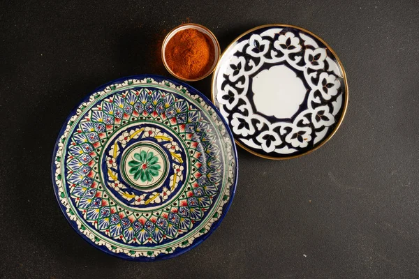 Etniczna Uzbecka Ceramiczna Zastawa Stołowa Czarnym Tle Dekoracyjna Płyta Ceramiczna — Zdjęcie stockowe