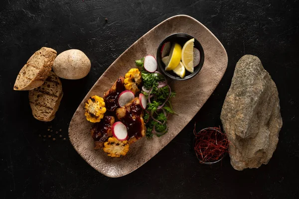 Warme Voorgerecht Met Kipfilet Gegrilde Maïs Groenten Ongebruikelijke Warme Schotel — Stockfoto